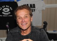 “Έφυγε” ο Gary DeCarlo, frontman των “Stream” (vid)