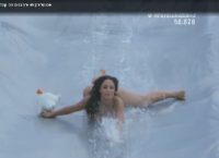 Έπαιζε σε τηλεπαιχνίδι και της έφυγε το μπικίνι on air!