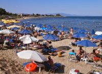 Kορωνοϊός Ελλάδα: Ανησυχία για το συγχρωτισμό στις παραλίες την ώρα που οι νεκροί έφτασαν τους 153 Kορωνοϊός Ελλάδα: Ανησυχία για το συγχρωτισμό στις παραλίες την ώρα που οι νεκροί έφτασαν τους 153