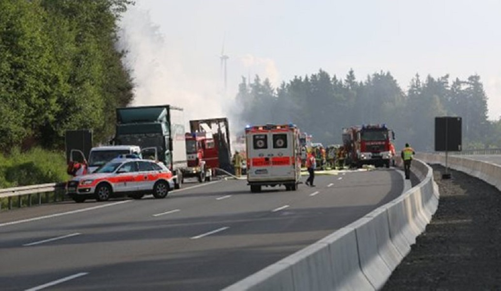 Γερμανία: Σύγκρουση λεωφορείου με φορτηγό – Ενας νεκρός
