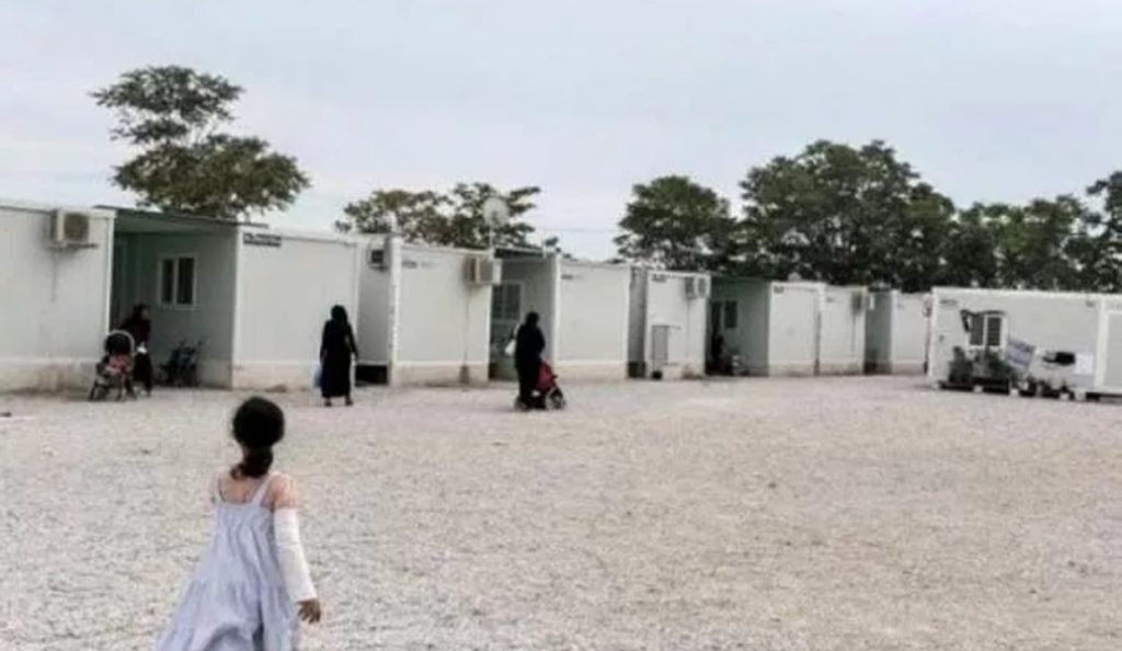 Λάρισα: Διαμαρτυρόμενοι πρόσφυγες έβαλαν φωτιά σε κάδους