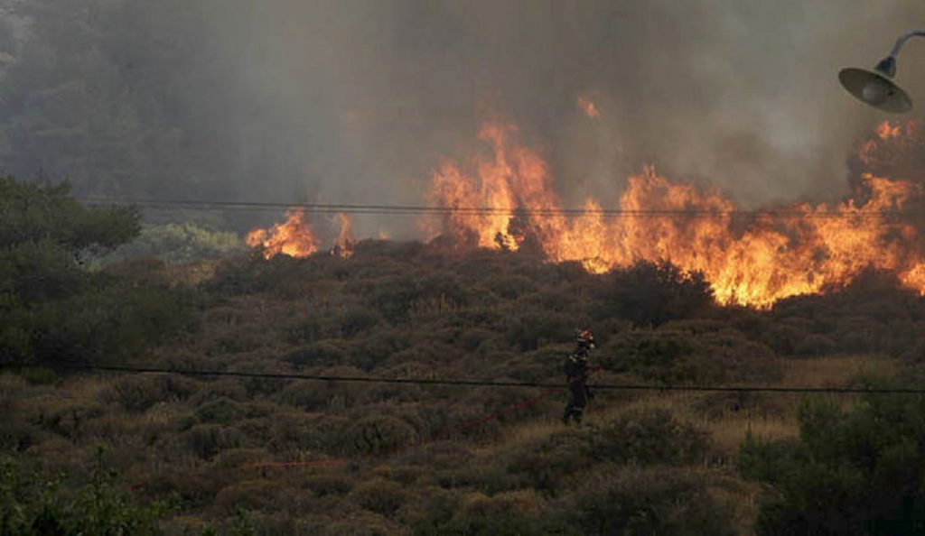Περισσότεροι από 120 πυροσβέστες επιχειρούν στην ανατολική Μάνη