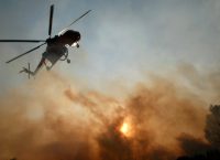 Μεγάλη φωτιά στην Κινέτα – Εγκαταλείπουν τα σπίτια τους οι κάτοικοι – Καπνός πνίγει όλη την Αθήνα