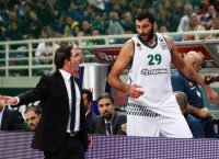 Οπαδοί του Παναθηναϊκού σε Μπουρούση: Γύρνα πίσω…