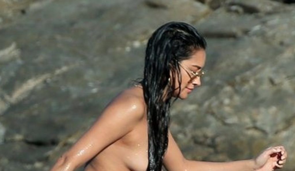 Shay Mitchell: Τopless σε παραλία της Μυκόνου