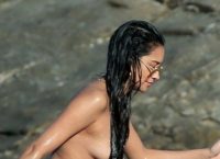 Shay Mitchell: Τopless σε παραλία της Μυκόνου