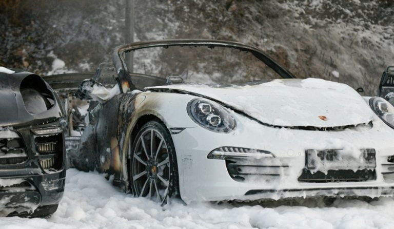 Στάχτη 10 Porsche – Εβαλαν φωτιά σε εργοστάσιο στο Αμβούργο (pic&vid)