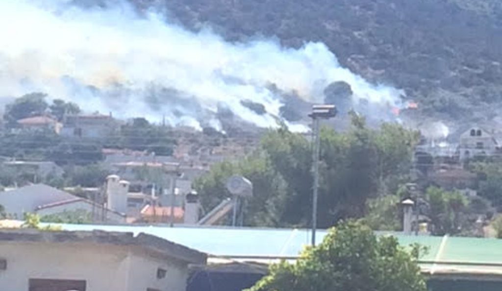 Φωτιά στη Λούτσα – Φλόγες κοντά σε σπίτια