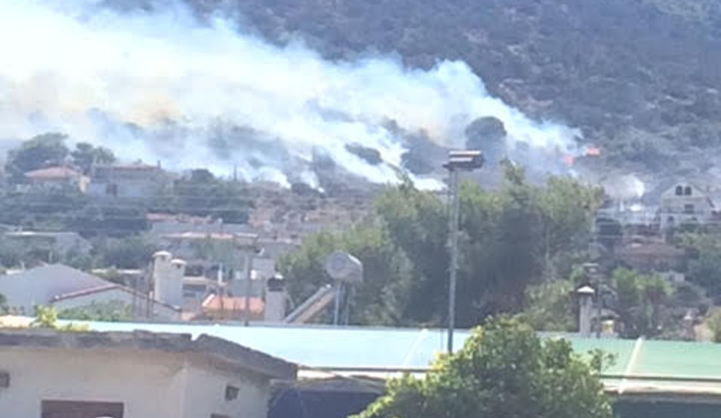 Φωτιά στη Λούτσα – Φλόγες κοντά σε σπίτια