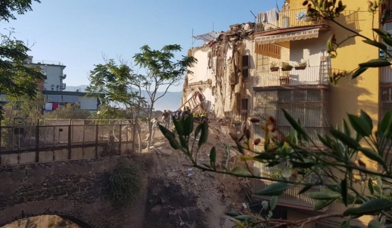 Κατέρρευσε τετραώροφο κτίριο στη Νάπολη – Υπάρχουν εγκλωβισμένοι (vids)