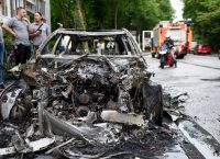 Πεδίο μάχης θυμίζει το Αμβούργο: Αντιεξουσιαστές πυρπόλησαν δεκάδες αυτοκίνητα (pics)