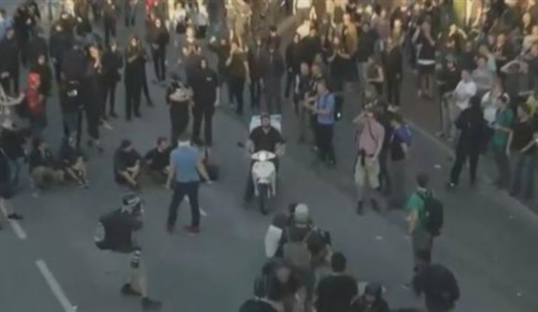 Ο ατρόμητος ντελιβεράς: Παρέδωσε πίτσα μέσα από τα “χαρακώματα” ΜΑΤ και διαδηλωτών (vid)