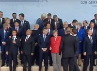 Ο Μακρόν κάνει… αγώνα δρόμου για να βρεθεί στο πλάι του Τραμπ (vid)