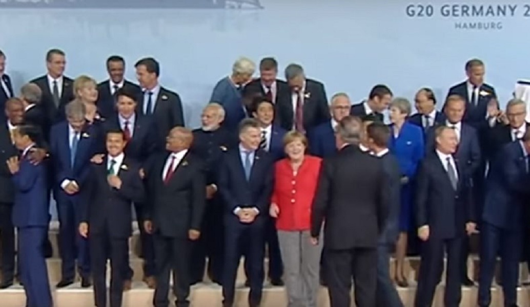 Ο Μακρόν κάνει… αγώνα δρόμου για να βρεθεί στο πλάι του Τραμπ (vid)