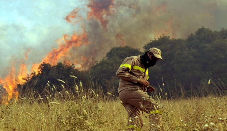 Σε πλήρη εξέλιξη η πυρκαγιά στο Καταστάρι Ζακύνθου