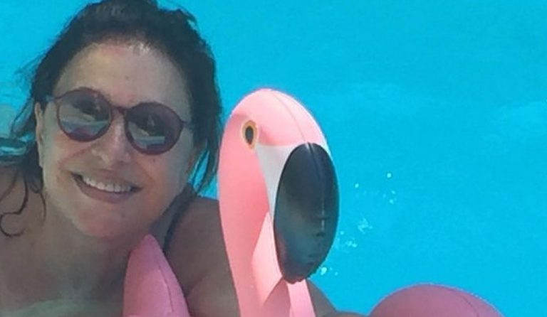 Πάνω σε φουσκωτό ροζ φλαμίνγκο η Χάρις Αλεξίου (pic)