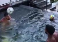 Μέσι και Σουάρες κάνουν μαγικά με τη μπάλα μέσα σε πισίνα (vid)