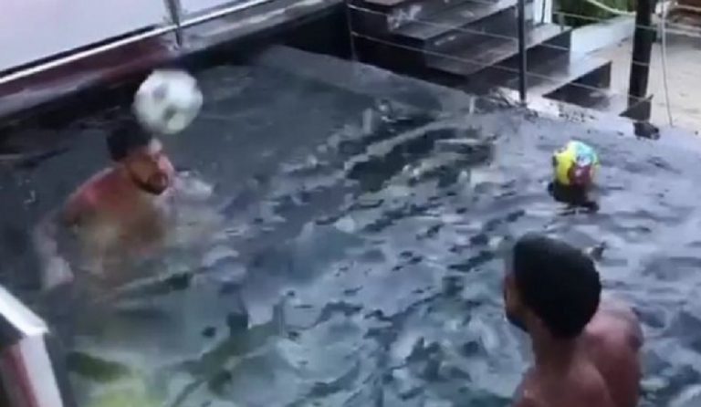 Μέσι και Σουάρες κάνουν μαγικά με τη μπάλα μέσα σε πισίνα (vid)