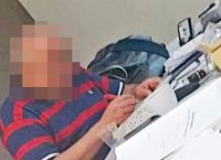 Σάλος: Εφοριακός λύνει σταυρόλεξο, ενώ ο κόσμος περιμένει στην ουρά (pic)