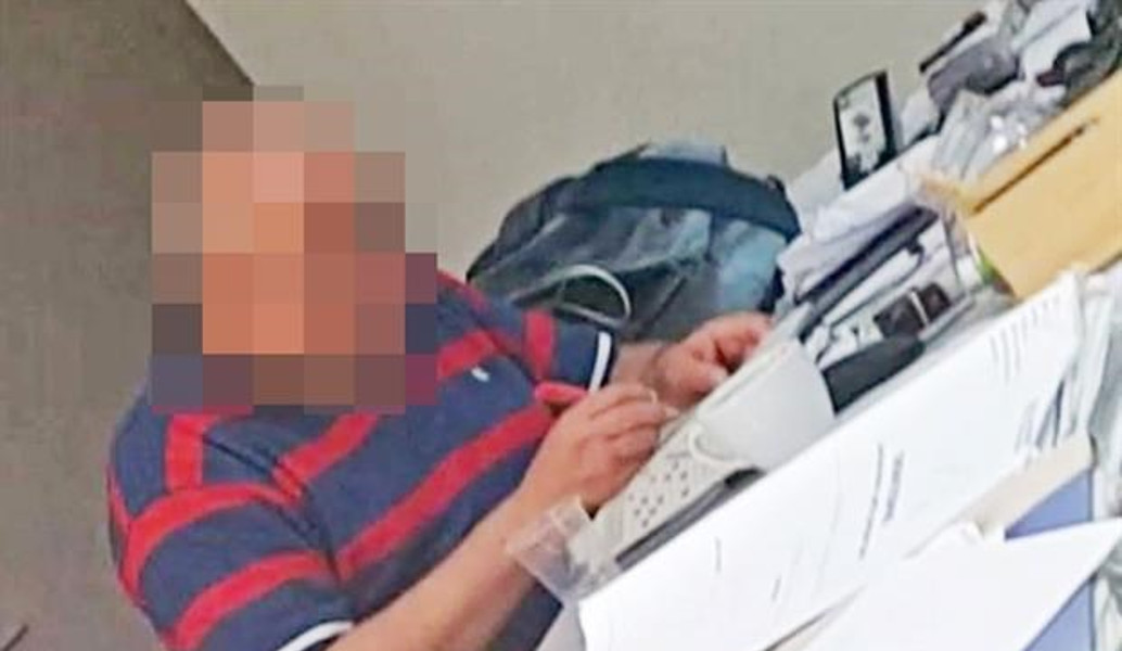 Σάλος: Εφοριακός λύνει σταυρόλεξο, ενώ ο κόσμος περιμένει στην ουρά (pic)