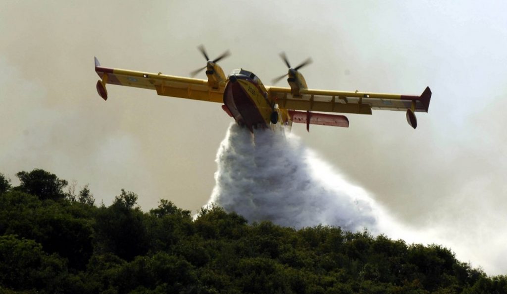 Συγκλονιστικό: Καναντέρ περνά ξυστά από τον δρόμο για να σβήσει την φωτιά (pic)