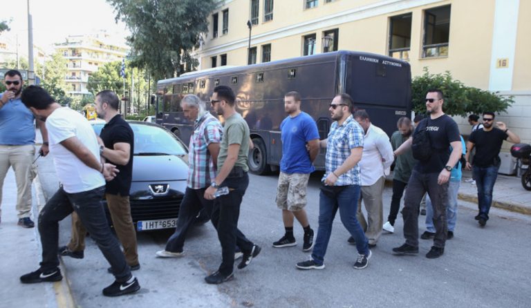 Οι διάλογοι “φωτιά” των νονών της νύχτας (vid)