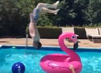 Viral: Η απίθανη ανάποδη βουτιά ενός τύπου σε ροζ φλαμίνγκο (vid)