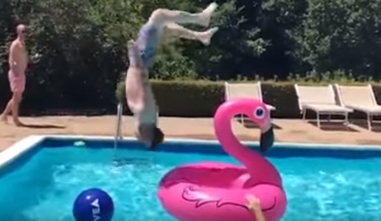 Viral: Η απίθανη ανάποδη βουτιά ενός τύπου σε ροζ φλαμίνγκο (vid)