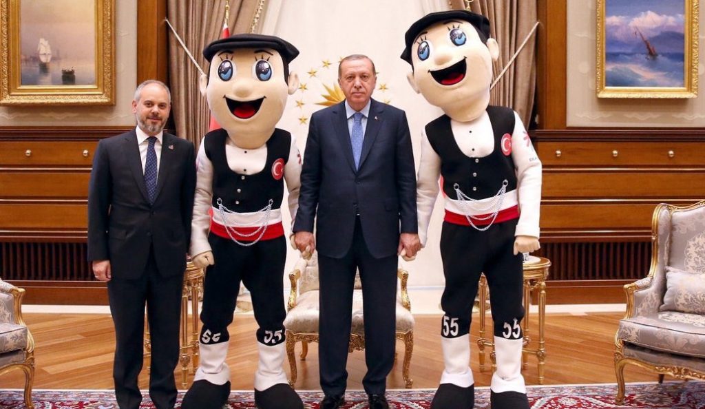 Αμήχανος Ερντογάν – Ποζάρει δίπλα σε μασκότ (pics)