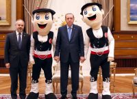Αμήχανος Ερντογάν – Ποζάρει δίπλα σε μασκότ (pics)