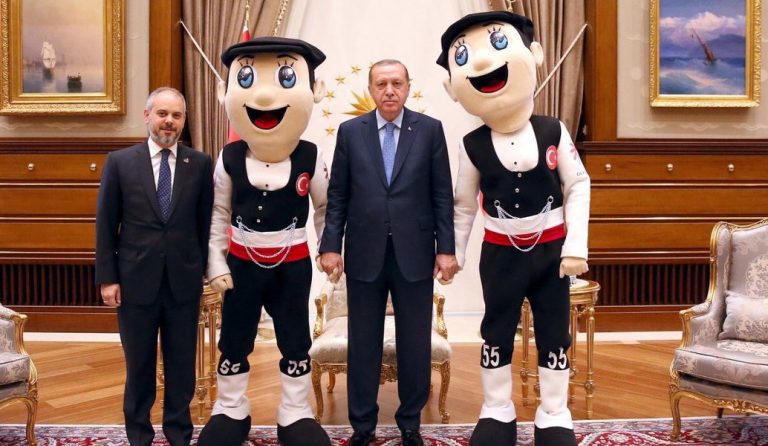 Αμήχανος Ερντογάν – Ποζάρει δίπλα σε μασκότ (pics)