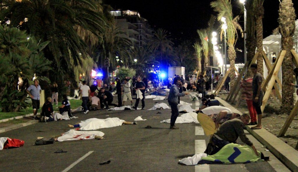 Σάλος στη Γαλλία: Το Paris Match δημοσιεύει φωτογραφίες από το μακελειό στη Νίκαια (pics)