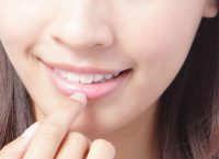 Ξηρά και σκασμένα χείλη: Φυσικές λύσεις