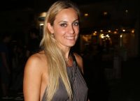 Η άγνωστη πάθηση της Μελέτη που την αναγκάζει να μασάει μονίμως τσίχλες (vid)