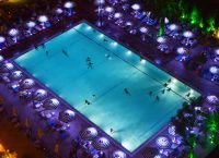 Βραδινό μπάνιο στην πισίνα του Hilton Αθηνών