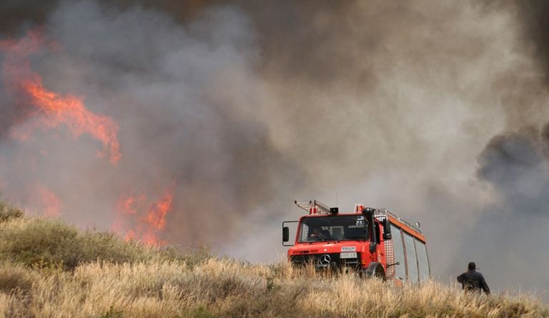 Σε εξέλιξη πυρκαγιά στην περιοχή Σκούρας στην Αχαΐα