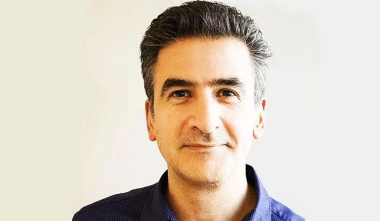 Αντώνης Καρνέζης: Ο Έλληνας επιστήμονας που ερευνά τα γονίδια που οδηγούν στον καρκίνο των ωοθηκών