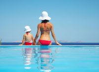 Booking.com: Τι απασχολεί το μυαλό των ταξιδιωτών την πρώτη ημέρα των διακοπών;