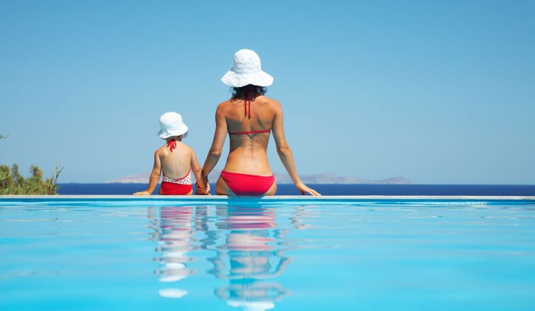 Booking.com: Τι απασχολεί το μυαλό των ταξιδιωτών την πρώτη ημέρα των διακοπών;