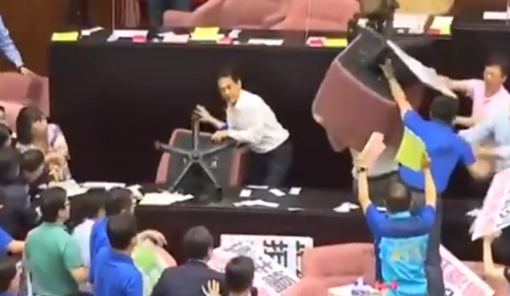 Ταϊβάν: Άγριο ξύλο βουλευτών (vid)