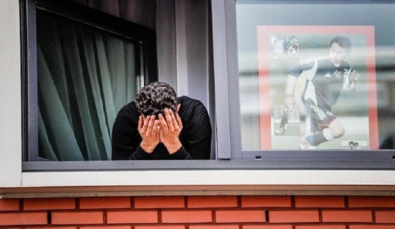 Συγκλονιστικές εικόνες από χιλιάδες οπαδούς στο σπίτι του Νούρι (pics&vids)