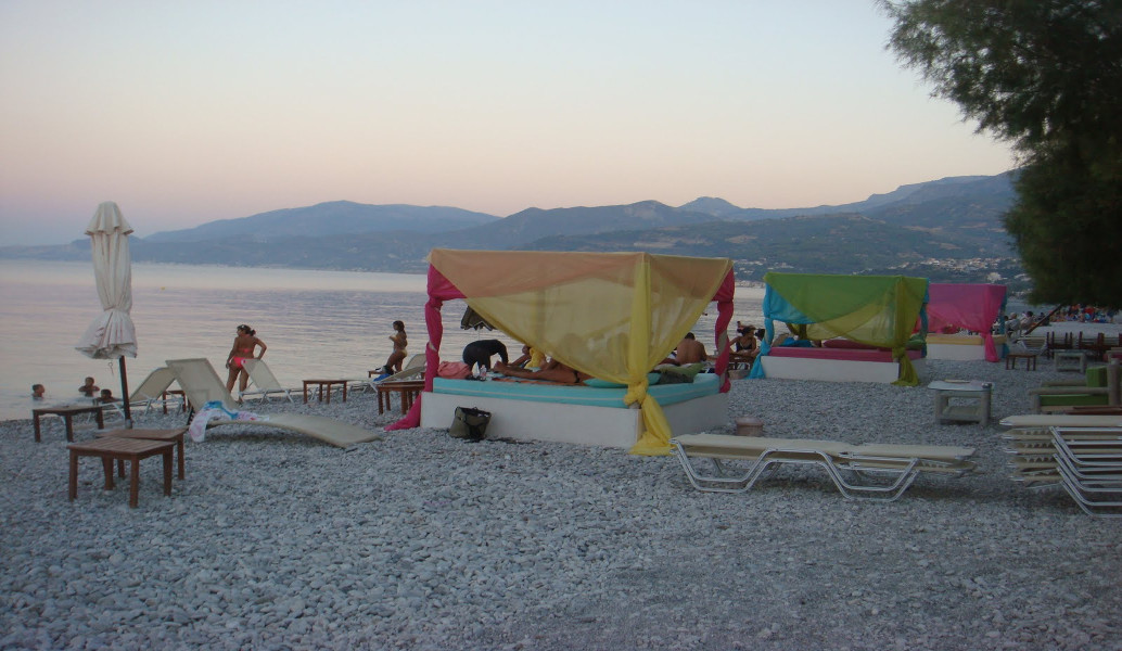 Δελφίνια κάνουν φιγούρες στην παραλία της Ακράτας (vid)