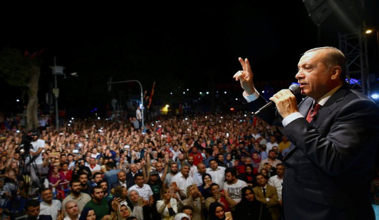 Τουρκία: Πλήθος λαού στους δρόμους ως φόρος τιμής στα θύματα του αποτυχημένου πραξικοπήματος