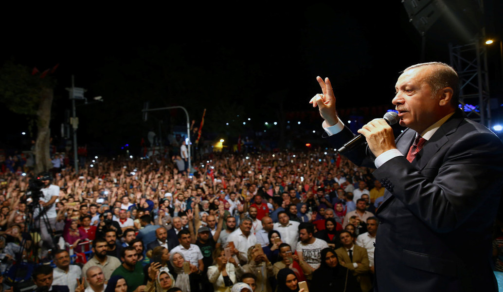 Τουρκία: Πλήθος λαού στους δρόμους ως φόρος τιμής στα θύματα του αποτυχημένου πραξικοπήματος