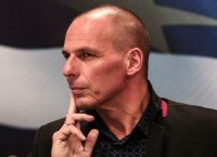 Ο Βαρουφάκης μιλά και ο δήμαρχος σερβίρει ρακές και φαγητά (vid)