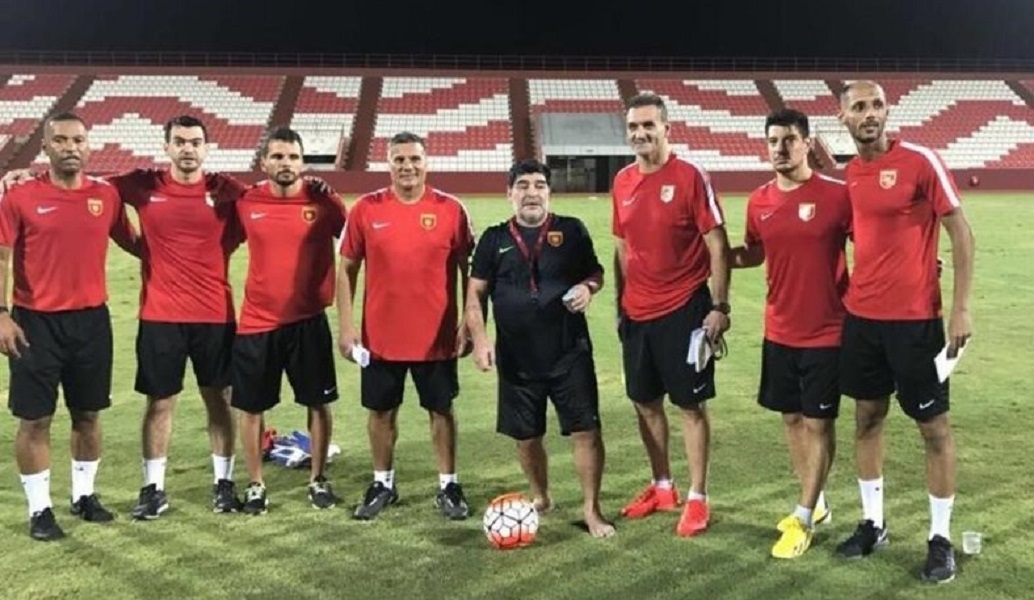 Ξυπόλητος ο Μαραντόνα στην προπόνηση της ομάδας του (pic)