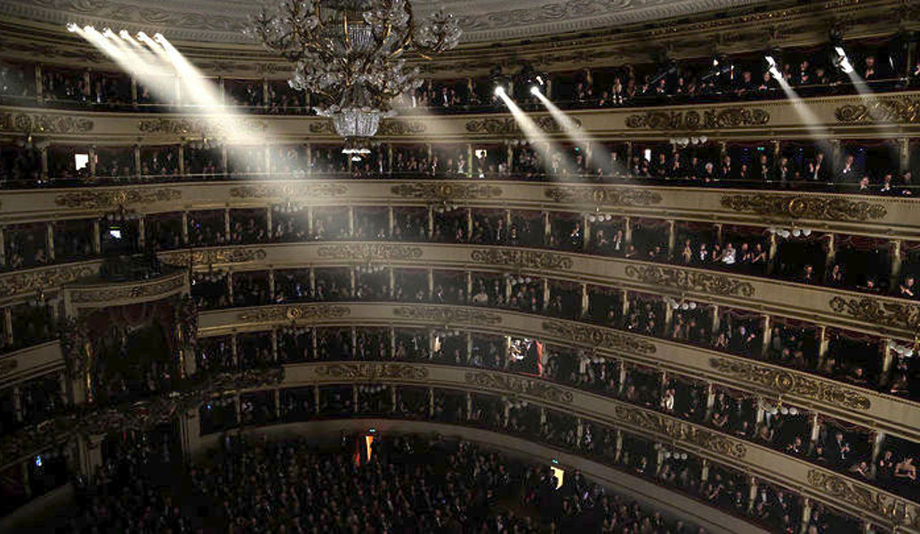 Απαγορεύονται τα σορτς, τα μίνι και οι σαγιονάρες στη Σκάλα του Μιλάνου