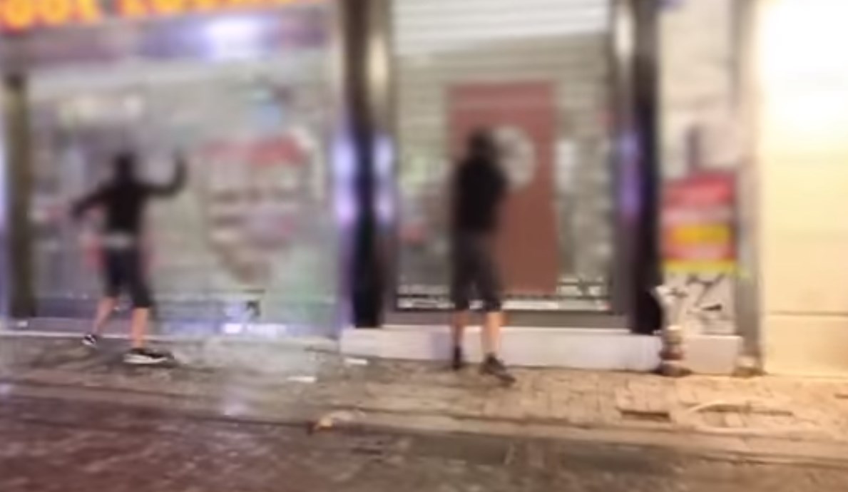 Βανδαλισμοί, κυνηγητό και χημικά – Το βίντεο από την Ερμού (vid)