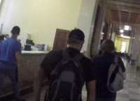 Η στιγμή που μέλη του Ρουβίκωνα εισβάλλουν στην Τράπεζα της Ελλάδος (vid)