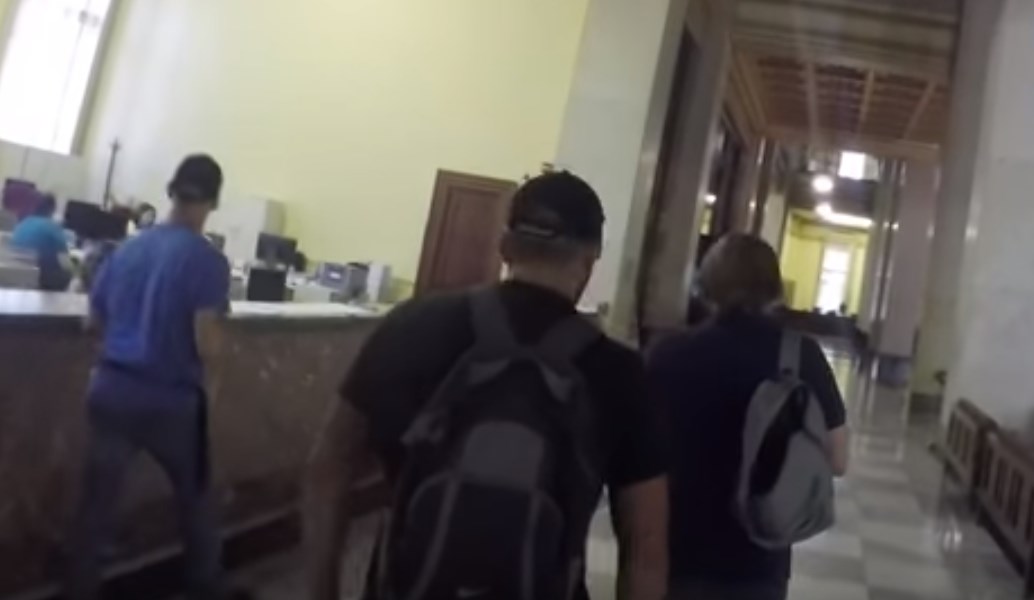 Η στιγμή που μέλη του Ρουβίκωνα εισβάλλουν στην Τράπεζα της Ελλάδος (vid)